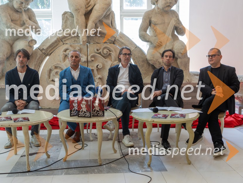  Edward Clug, umetniški direktor, Balet SNG Maribor;  Danilo Rošker, direktor SNG Maribor;  Marko  Mandić, igralec;  Simon Krečič, umetniški direktor Opere SNG Maribor;  Alan Kavčič, predstavnik za odnose z javnostmi SNG MariborSNG Maribor predstavil repertoar sezone 2025/2026