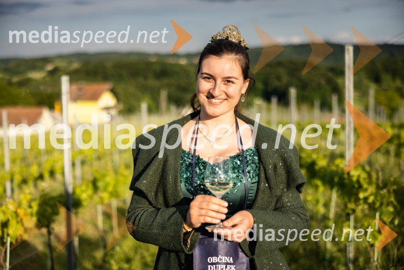  Nina  Polanec, 28. Vinska kraljica Slovenije 2025V Dupleku uspešno izpeljali prvi Dan odprtih kleti