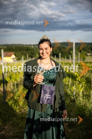  Nina  Polanec, 28. Vinska kraljica Slovenije 2025V Dupleku uspešno izpeljali prvi Dan odprtih kleti