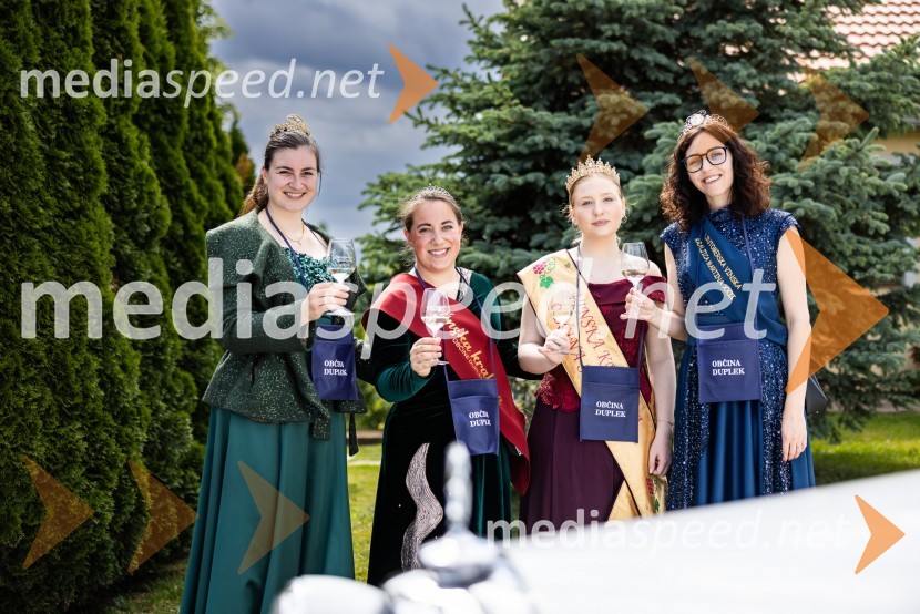  Nina  Polanec, 28. Vinska kraljica Slovenije 2025;  Anja Simonič, Vinska kraljica Občine Duplek;  Kornelija Babič, Vinska kraljica Občine Starše;  Lea Vučko, ljutomerska vinska kraljicaV Dupleku uspešno izpeljali prvi Dan odprtih kleti