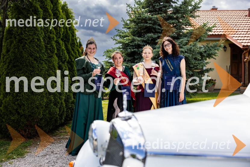  Nina  Polanec, 28. Vinska kraljica Slovenije 2025;  Anja Simonič, Vinska kraljica Občine Duplek;  Kornelija Babič, Vinska kraljica Občine Starše;  Lea Vučko, ljutomerska vinska kraljicaV Dupleku uspešno izpeljali prvi Dan odprtih kleti