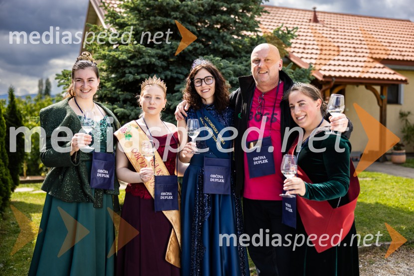  Nina  Polanec, 28. Vinska kraljica Slovenije 2025;  Kornelija Babič, Vinska kraljica Občine Starše;  Lea Vučko, ljutomerska vinska kraljica;  ... ;  Anja Simonič, Vinska kraljica Občine DuplekV Dupleku uspešno izpeljali prvi Dan odprtih kleti