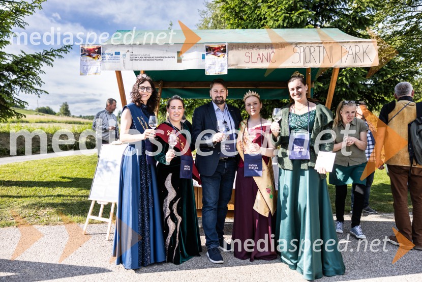  Lea Vučko, ljutomerska vinska kraljica;  Anja Simonič, Vinska kraljica Občine Duplek;  Mitja Horvat, župan občine Duplek;  Kornelija Babič, Vinska kraljica Občine Starše;  Nina  Polanec, 28. Vinska kraljica Slovenije 2025V Dupleku uspešno izpeljali prvi Dan odprtih kleti