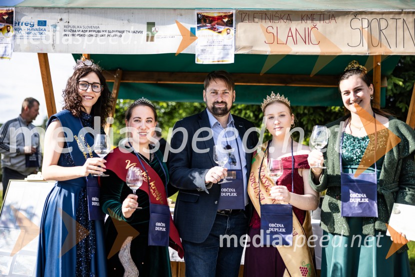  Lea Vučko, ljutomerska vinska kraljica;  Anja Simonič, Vinska kraljica Občine Duplek;  Mitja Horvat, župan občine Duplek;  Kornelija Babič, Vinska kraljica Občine Starše;  Nina  Polanec, 28. Vinska kraljica Slovenije 2025V Dupleku uspešno izpeljali prvi Dan odprtih kleti