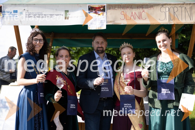  Lea Vučko, ljutomerska vinska kraljica;  Anja Simonič, Vinska kraljica Občine Duplek;  Mitja Horvat, župan občine Duplek;  Kornelija Babič, Vinska kraljica Občine Starše;  Nina  Polanec, 28. Vinska kraljica Slovenije 2025V Dupleku uspešno izpeljali prvi Dan odprtih kleti