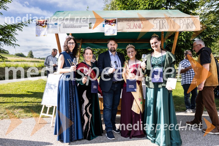  Lea Vučko, ljutomerska vinska kraljica;  Anja Simonič, Vinska kraljica Občine Duplek;  Mitja Horvat, župan občine Duplek;  Kornelija Babič, Vinska kraljica Občine Starše;  Nina  Polanec, 28. Vinska kraljica Slovenije 2025V Dupleku uspešno izpeljali prvi Dan odprtih kleti