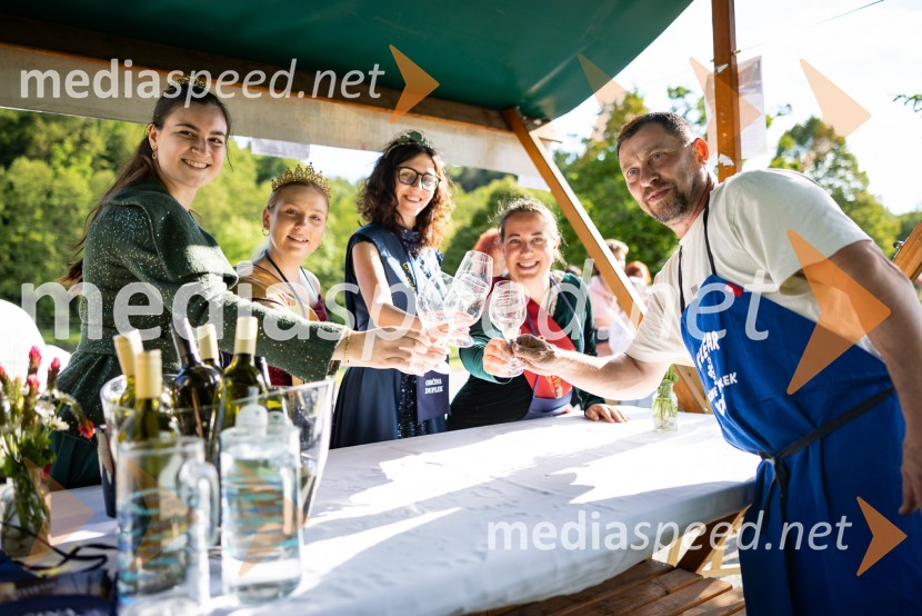  Nina  Polanec, 28. Vinska kraljica Slovenije 2025;  Kornelija Babič, Vinska kraljica Občine Starše;  Lea Vučko, ljutomerska vinska kraljica;  Anja Simonič, Vinska kraljica Občine Duplek;  ... V Dupleku uspešno izpeljali prvi Dan odprtih kleti