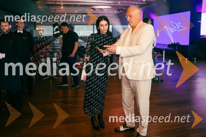  Sara Švegl, svetovalka za strateško komuniciranje; mag. Kristjan Verbič, ustanovitelj in bivši predsednik Vseslovenskega združenja malih deležnikov35 let javnega delovanja Kristjana Verbiča