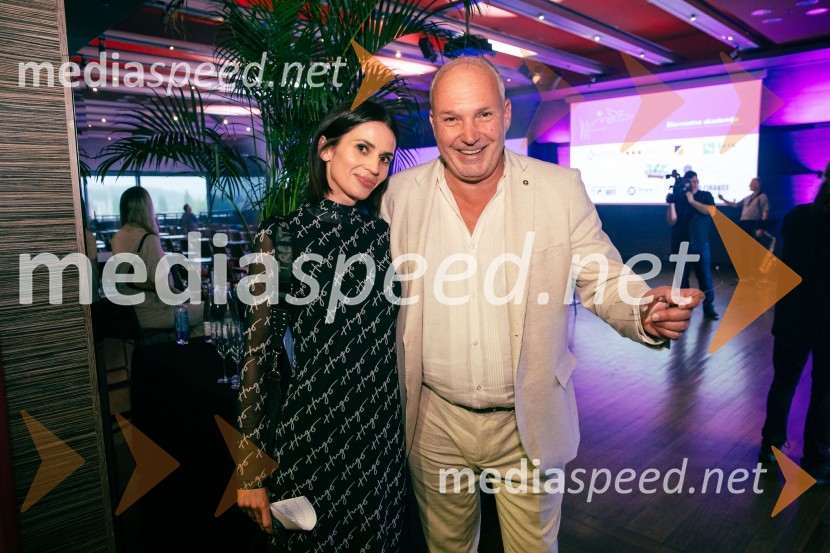  Sara Švegl, svetovalka za strateško komuniciranje; mag. Kristjan Verbič, ustanovitelj in bivši predsednik Vseslovenskega združenja malih deležnikov35 let javnega delovanja Kristjana Verbiča