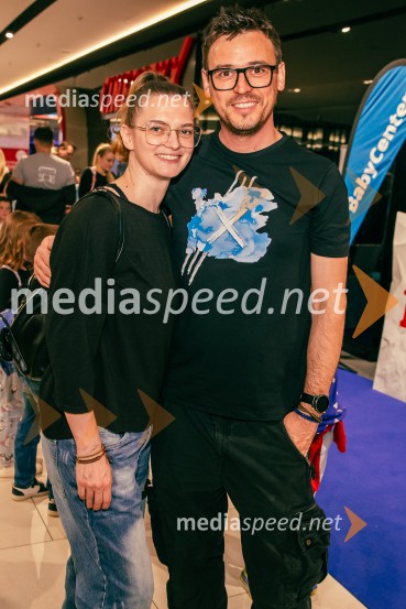  Teja Britovšek, Lepa soseda 2011;  Boštjan Meglič, glasbenik, član skupine SiddhartaLili in Žverca, premiera filma v Cineplexx Ljubljana