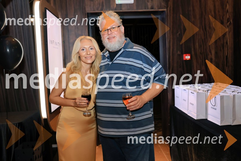  ... ;  Gregor Grosman, VečerHonor predstavil novo serijo pametnih telefonov v Zagrebu