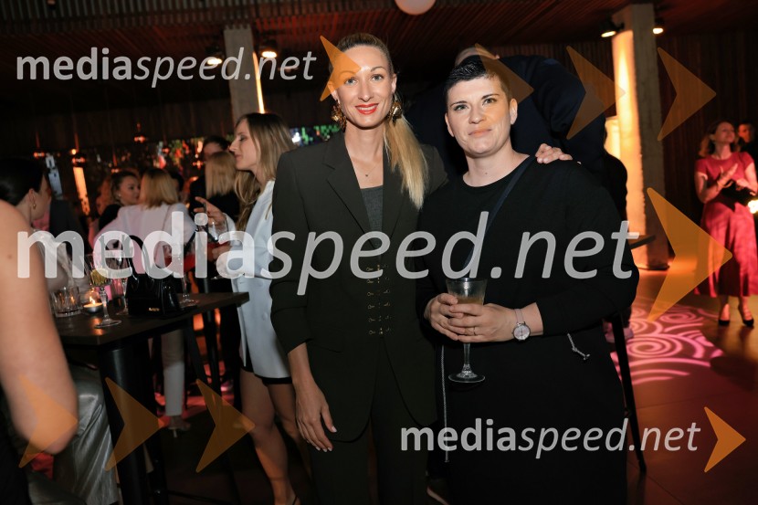  Špela Štamol, glavna urednica in vodja projekta GRAZIA Beauty Awards;  Alenka Dujanović, Ad - kontekstHonor predstavil novo serijo pametnih telefonov v Zagrebu