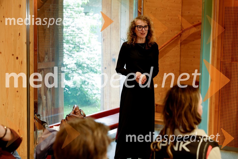  Polona Lovšin, vodja komunikacij, Riko d.o.o.Iskrivo v živo: Anja Zag Golob v pogovoru z Boštjanom Naratom