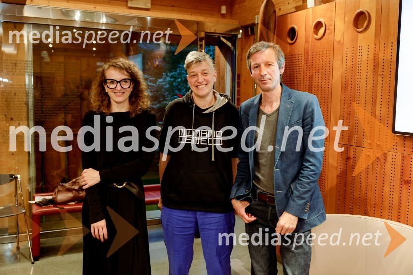  Polona Lovšin, vodja komunikacij, Riko d.o.o.;  Anja Zag Golob;  Boštjan Narat, publicist, moderator, igralecIskrivo v živo: Anja Zag Golob v pogovoru z Boštjanom Naratom