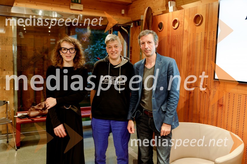  Polona Lovšin, vodja komunikacij, Riko d.o.o.;  Anja Zag Golob;  Boštjan Narat, publicist, moderator, igralecIskrivo v živo: Anja Zag Golob v pogovoru z Boštjanom Naratom