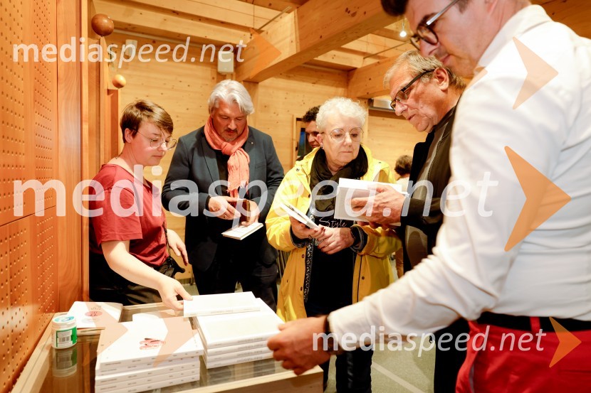Iskrivo v živo: Anja Zag Golob v pogovoru z Boštjanom Naratom