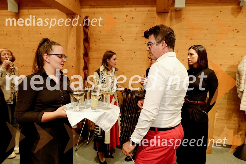 Iskrivo v živo: Anja Zag Golob v pogovoru z Boštjanom Naratom