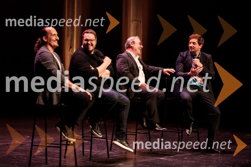  Vid  Valič, stand-up komik, voditelj;  Sašo Stare, stand up komik, voditelj;  Bojan Emeršič, igralec;  Tim Vodopivec, stand-up komikPrvi tradicionalni stand-up velešov