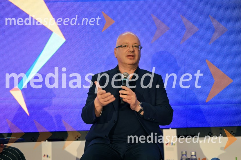 prof. dr. Dejan Verčič,  profesor in vodja Centra za marketing in odnose z javnostmi na Fakulteti za družbene vede v Ljubljani, ter partner in direktor za znanje, Herman & partnerji d.o.o.27. SKOJ, prvi dan konference