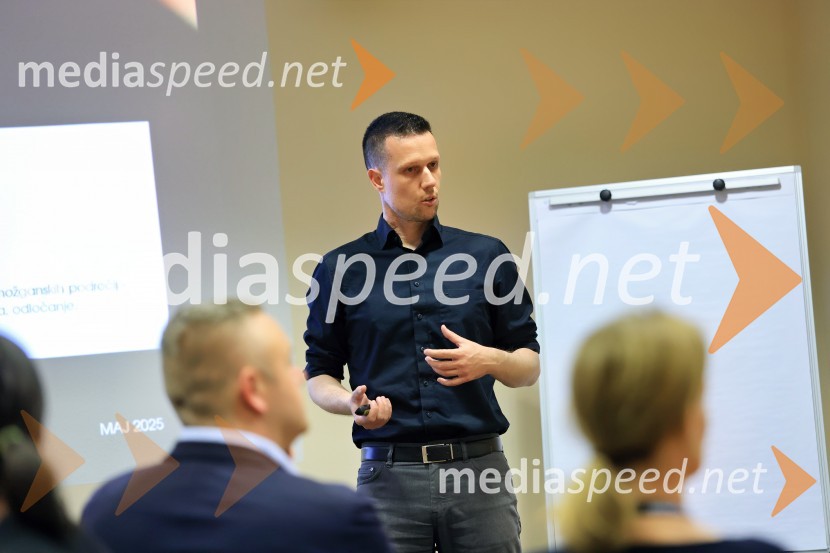  Matej Črnjavič, strokovnjak za odnose z javnostmi, direktor naročnikov v agenciji DigiTalk27. SKOJ, prvi dan konference