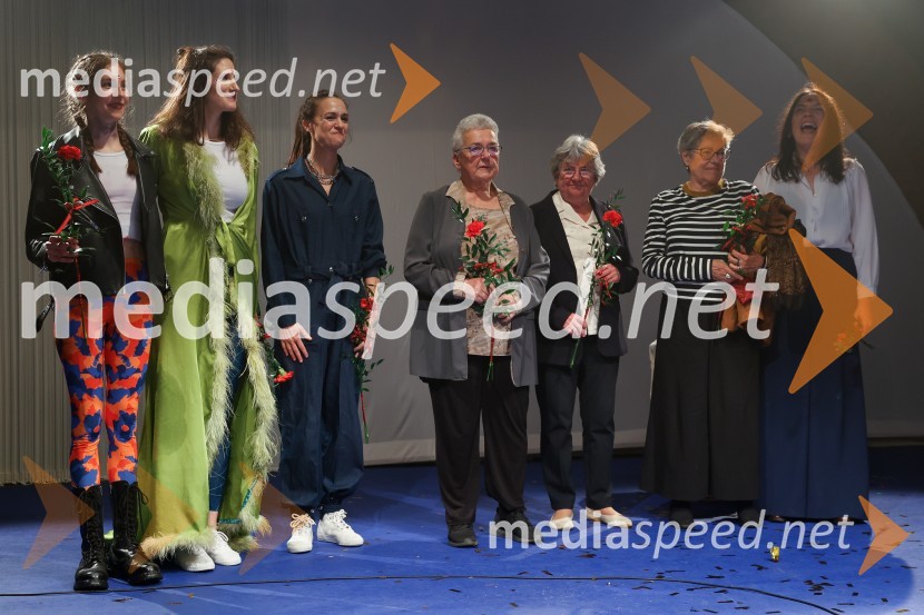  Anja Novak, igralka;  Miranda  Trnjanin, igralka;  Katarina Stegnar, igralka;  ... ;  ... ;  ... ;  Tamara Avguštin, igralka55. člen, premiera drame v Slovenskem mladinskem gledališču