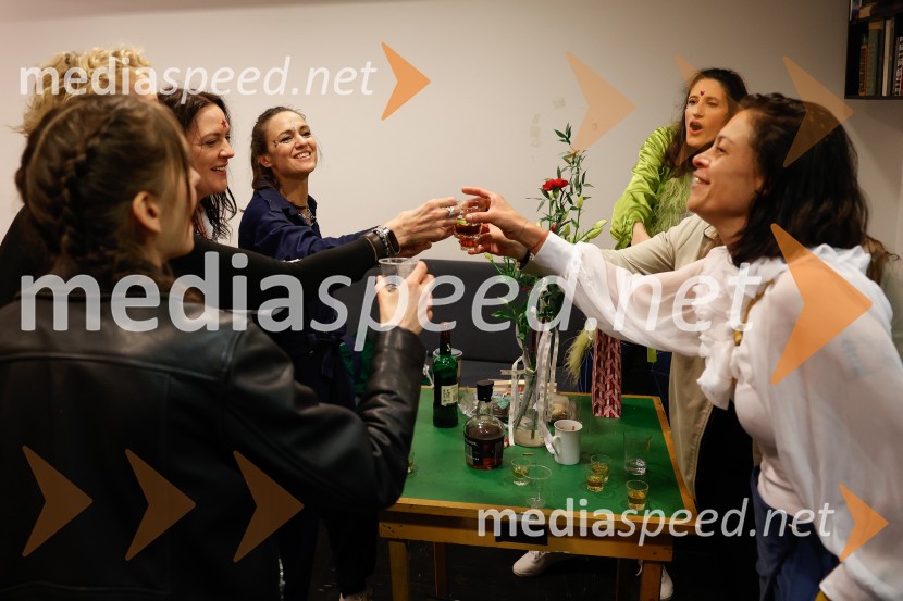  Tamara Avguštin, igralka;  Katarina Stegnar, igralka;  Inga Remeta, direktorica, Slovensko mladinsko gledališče55. člen, premiera drame v Slovenskem mladinskem gledališču