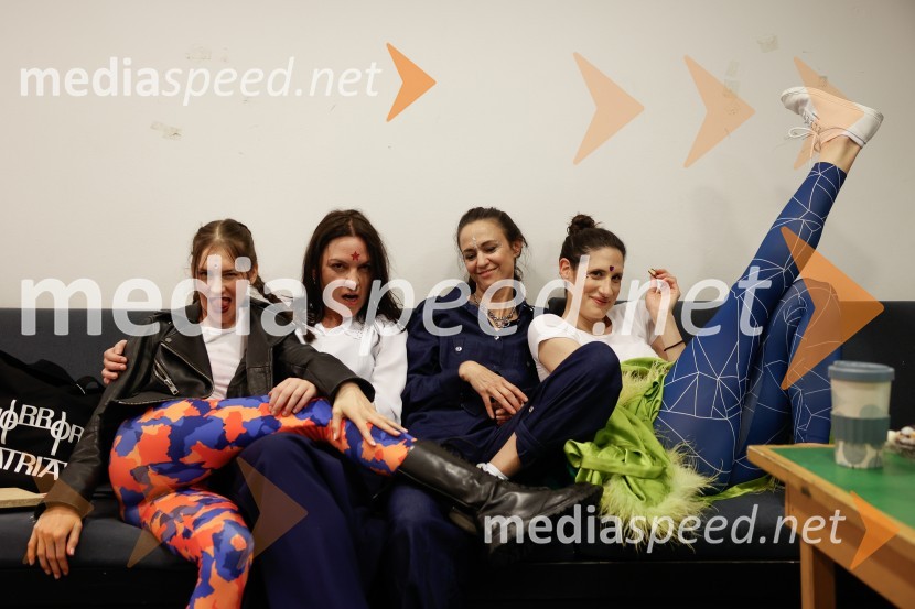  Anja Novak, igralka;  Tamara Avguštin, igralka;  Katarina Stegnar, igralka;  Miranda  Trnjanin, igralka55. člen, premiera drame v Slovenskem mladinskem gledališču