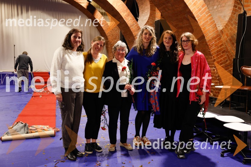  Lilijana Burcar, profesorica na Oddelku za anglistiko in amerikanistiko, Filozofska fakulteta;  Ana Čigon;  ... ;  Tijana Todorović, kostumografka;  Tjaša Črnigoj, režiserka;  Urška Brodar, dramaturginja, Slovensko mladinsko gledališče55. člen, premiera drame v Slovenskem mladinskem gledališču