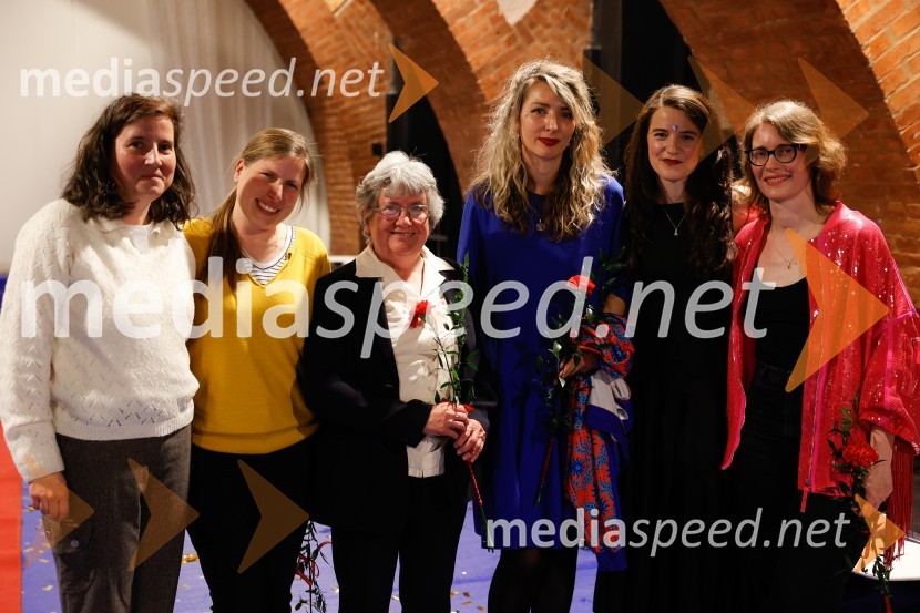  Lilijana Burcar, profesorica na Oddelku za anglistiko in amerikanistiko, Filozofska fakulteta;  Ana Čigon;  ... ;  Tijana Todorović, kostumografka;  Tjaša Črnigoj, režiserka;  Urška Brodar, dramaturginja, Slovensko mladinsko gledališče55. člen, premiera drame v Slovenskem mladinskem gledališču