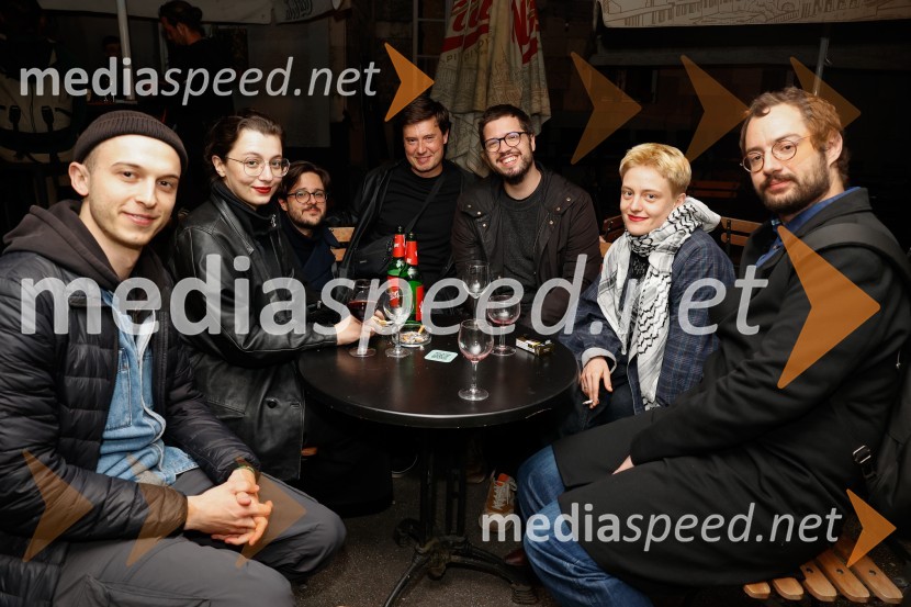  Klemen Kovačič, igralec;  Živa Bizovičar, režiserka;  Jan Krmelj, režiser;  Mario Dragojević, igralec;  Nik Žnidaršič, dramaturg;  Kaja Petrovič, igralka;  Gal  Oblak, igralec 55. člen, premiera drame v Slovenskem mladinskem gledališču