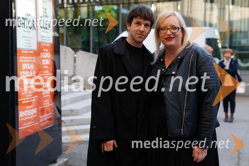  Izak Košir, novinar;  Tjaša Pureber, vršilka dolžnosti generalnega direktorja, GOV.SI55. člen, premiera drame v Slovenskem mladinskem gledališču