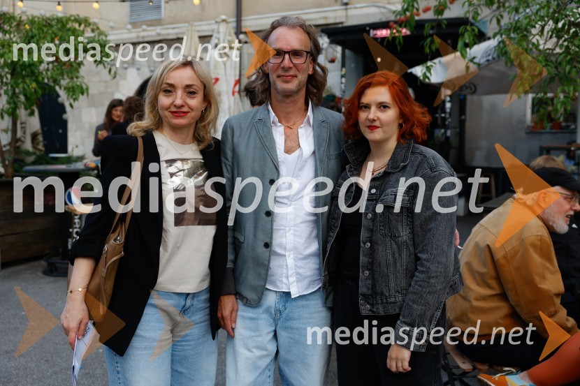  Tina Dobnik, odnosi z javnostjo Dallas Records in producentka;  Boris Kos, igralec;  Nina  Ramšak Marković, režiserka55. člen, premiera drame v Slovenskem mladinskem gledališču