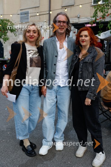  Tina Dobnik, odnosi z javnostjo Dallas Records in producentka;  Boris Kos, igralec;  Nina  Ramšak Marković, režiserka55. člen, premiera drame v Slovenskem mladinskem gledališču