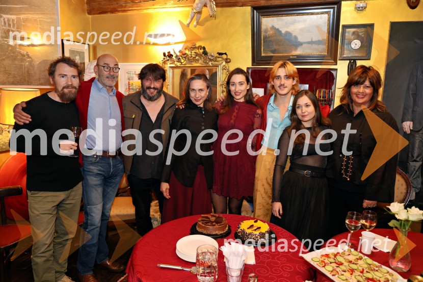  ... ;  Boris  Ostan, igralec;  Aljoša Bagola, kreativni direktor, kolumnist, predavatelj in knjižni avtor;  Maruša Oblak, igralka;  Gaja Višnar, igralka;  Aljoša Živadinov Zupančič, režiser;  Nika Korenjak, igralka;  Ana Savić Gecan, kostumografinjaHannah Arendt (Ne)človeško stanje, premiera, Mini teater