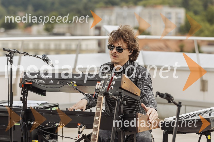  Nejc  Škofic, glasbenikSIDDHARTA – 30 let, ekskluzivni koncert in predstavitev podkasta “Pot do X”