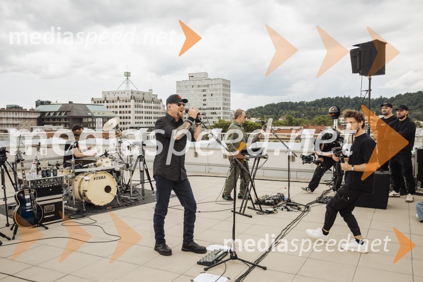  Tomi Meglič, glasbenik, pevec skupine SiddhartaSIDDHARTA – 30 let, ekskluzivni koncert in predstavitev podkasta “Pot do X”