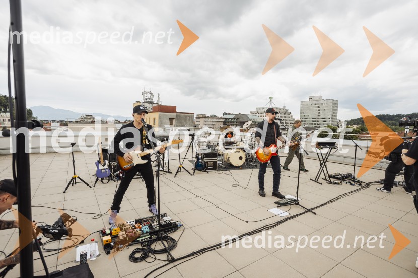  Primož  Benko, glasbenik, član skupine Siddharta;  Tomi Meglič, glasbenik, pevec skupine SiddhartaSIDDHARTA – 30 let, ekskluzivni koncert in predstavitev podkasta “Pot do X”