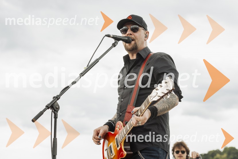  Tomi Meglič, glasbenik, pevec skupine SiddhartaSIDDHARTA – 30 let, ekskluzivni koncert in predstavitev podkasta “Pot do X”