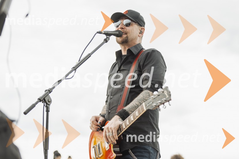  Tomi Meglič, glasbenik, pevec skupine SiddhartaSIDDHARTA – 30 let, ekskluzivni koncert in predstavitev podkasta “Pot do X”