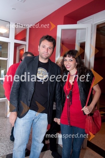 Vesna Zornik, pevka s prijateljemDan žena, premiera predstave