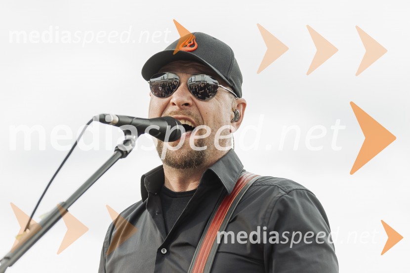  Tomi Meglič, glasbenik, pevec skupine SiddhartaSIDDHARTA – 30 let, ekskluzivni koncert in predstavitev podkasta “Pot do X”