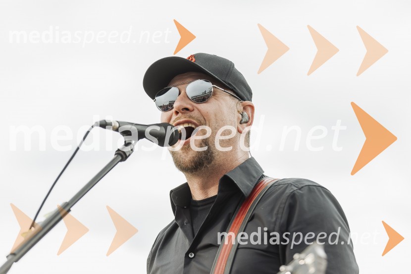  Tomi Meglič, glasbenik, pevec skupine SiddhartaSIDDHARTA – 30 let, ekskluzivni koncert in predstavitev podkasta “Pot do X”