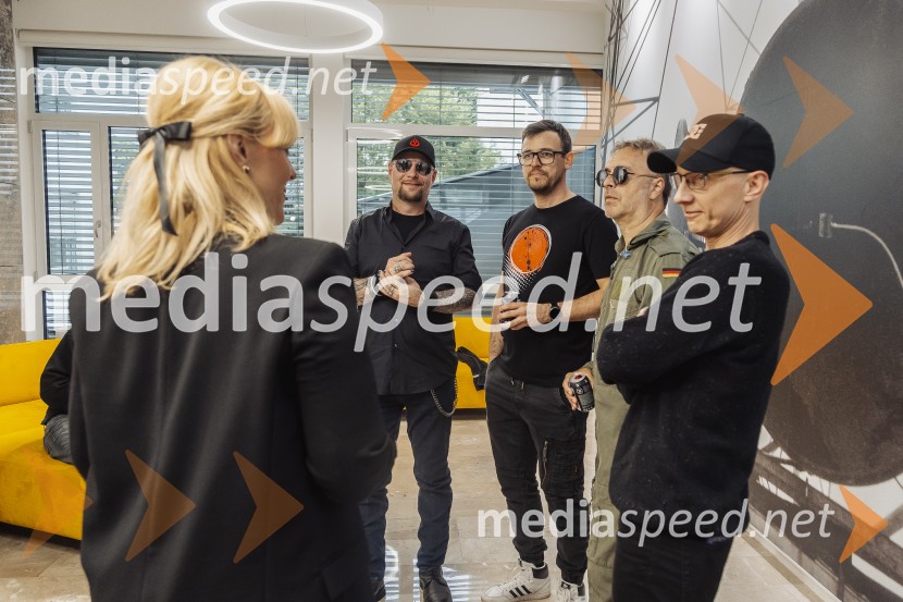  Tomi Meglič, glasbenik, pevec skupine Siddharta;  Boštjan Meglič, glasbenik, član skupine Siddharta;  Jani Hace, glasbenik, Siddharta;  Primož  Benko, glasbenik, član skupine SiddhartaSIDDHARTA – 30 let, ekskluzivni koncert in predstavitev podkasta “Pot do X”