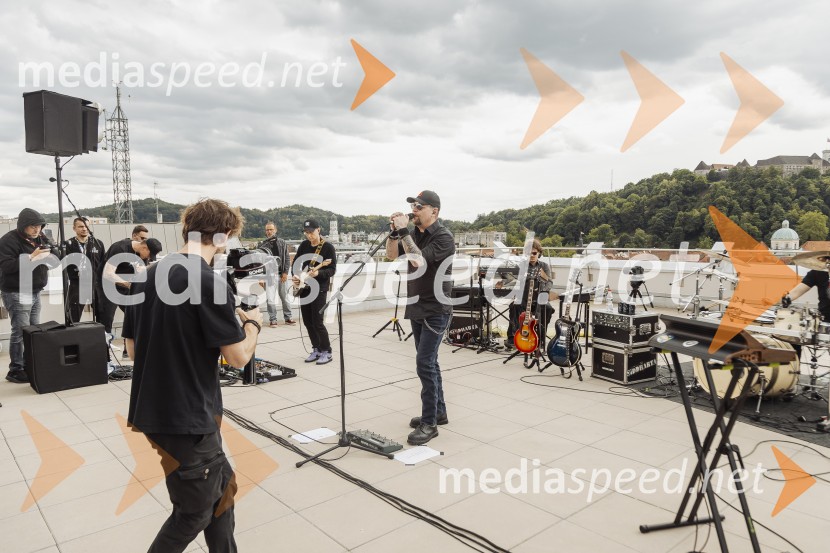  Tomi Meglič, glasbenik, pevec skupine SiddhartaSIDDHARTA – 30 let, ekskluzivni koncert in predstavitev podkasta “Pot do X”