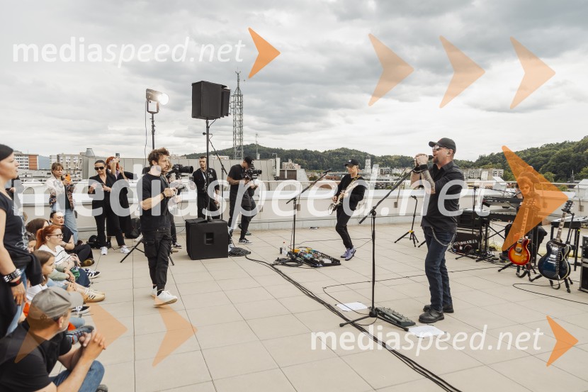  Tomi Meglič, glasbenik, pevec skupine SiddhartaSIDDHARTA – 30 let, ekskluzivni koncert in predstavitev podkasta “Pot do X”