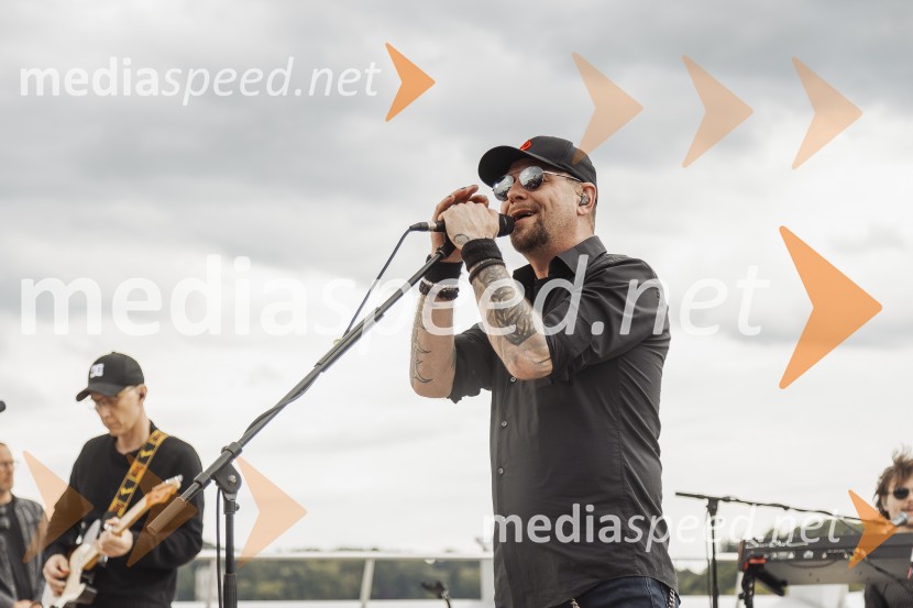  Tomi Meglič, glasbenik, pevec skupine SiddhartaSIDDHARTA – 30 let, ekskluzivni koncert in predstavitev podkasta “Pot do X”