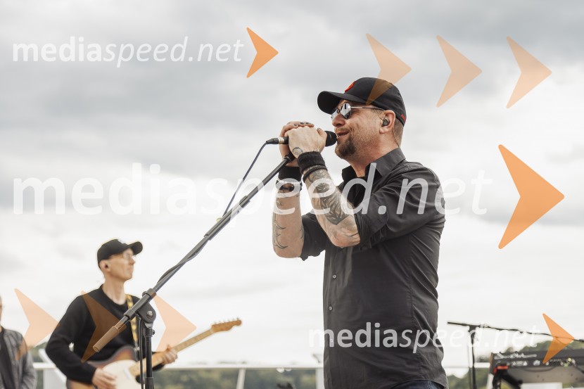  Tomi Meglič, glasbenik, pevec skupine SiddhartaSIDDHARTA – 30 let, ekskluzivni koncert in predstavitev podkasta “Pot do X”