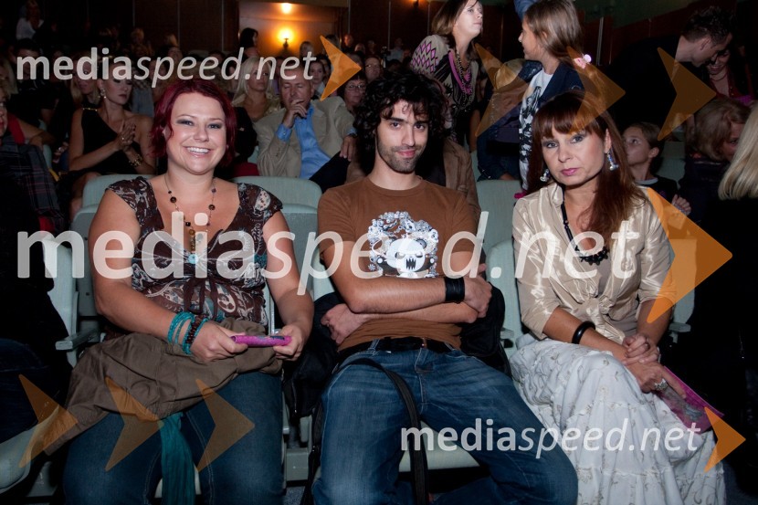 Maja Sršen, pevka, Mak, sin Ane Žvorc in Violeta Tomič, igralkaDan žena, premiera predstave