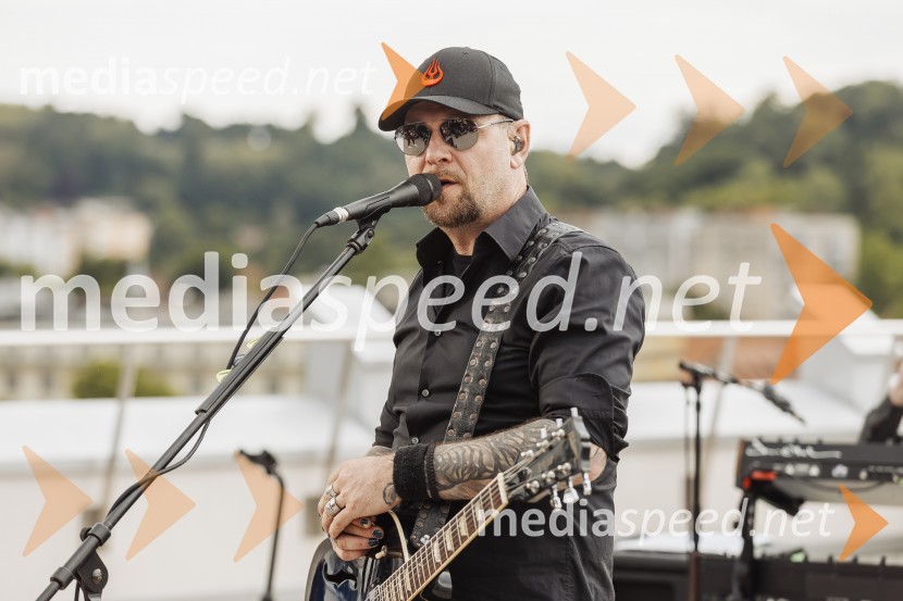  Tomi Meglič, glasbenik, pevec skupine SiddhartaSIDDHARTA – 30 let, ekskluzivni koncert in predstavitev podkasta “Pot do X”