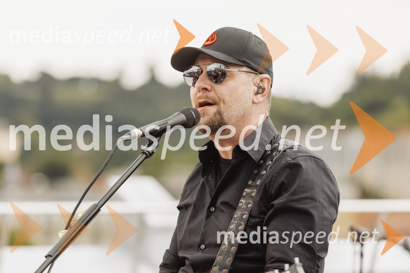  Tomi Meglič, glasbenik, pevec skupine SiddhartaSIDDHARTA – 30 let, ekskluzivni koncert in predstavitev podkasta “Pot do X”